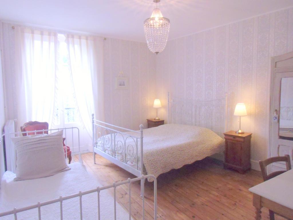 Hotel De La Providence Égliseneuve-dʼEntraigues Zimmer foto