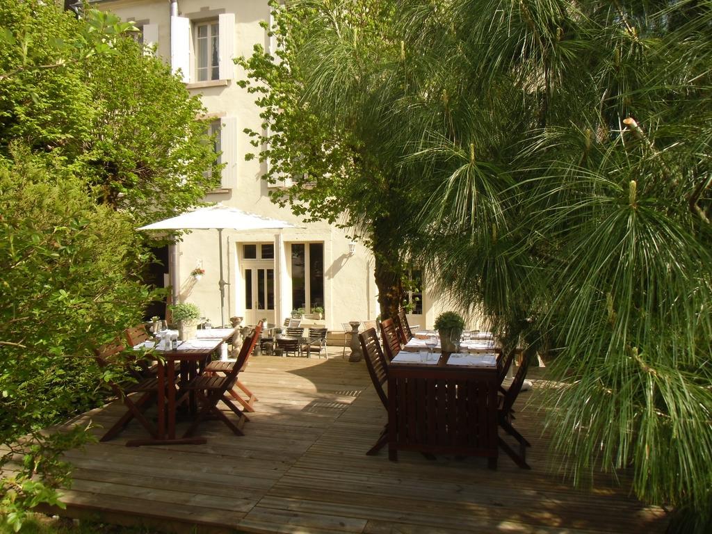 Hotel De La Providence Égliseneuve-dʼEntraigues Exterior foto