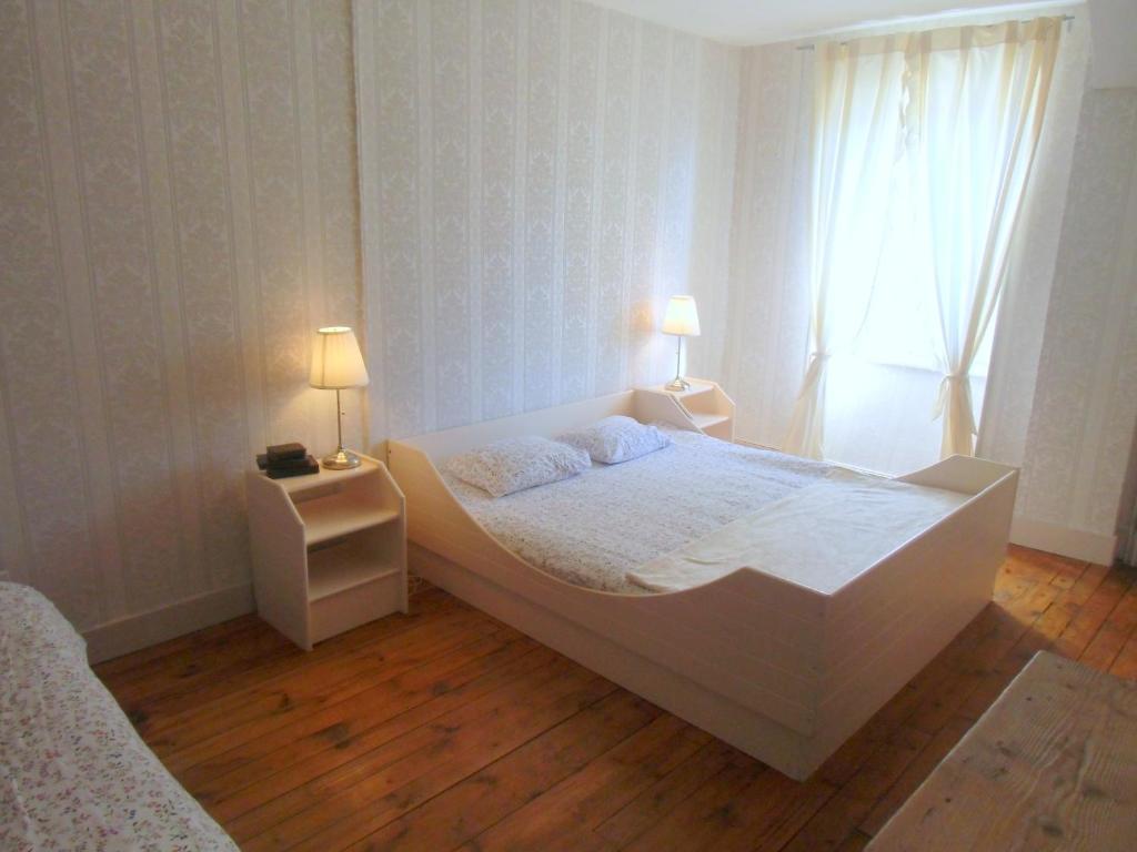 Hotel De La Providence Égliseneuve-dʼEntraigues Zimmer foto