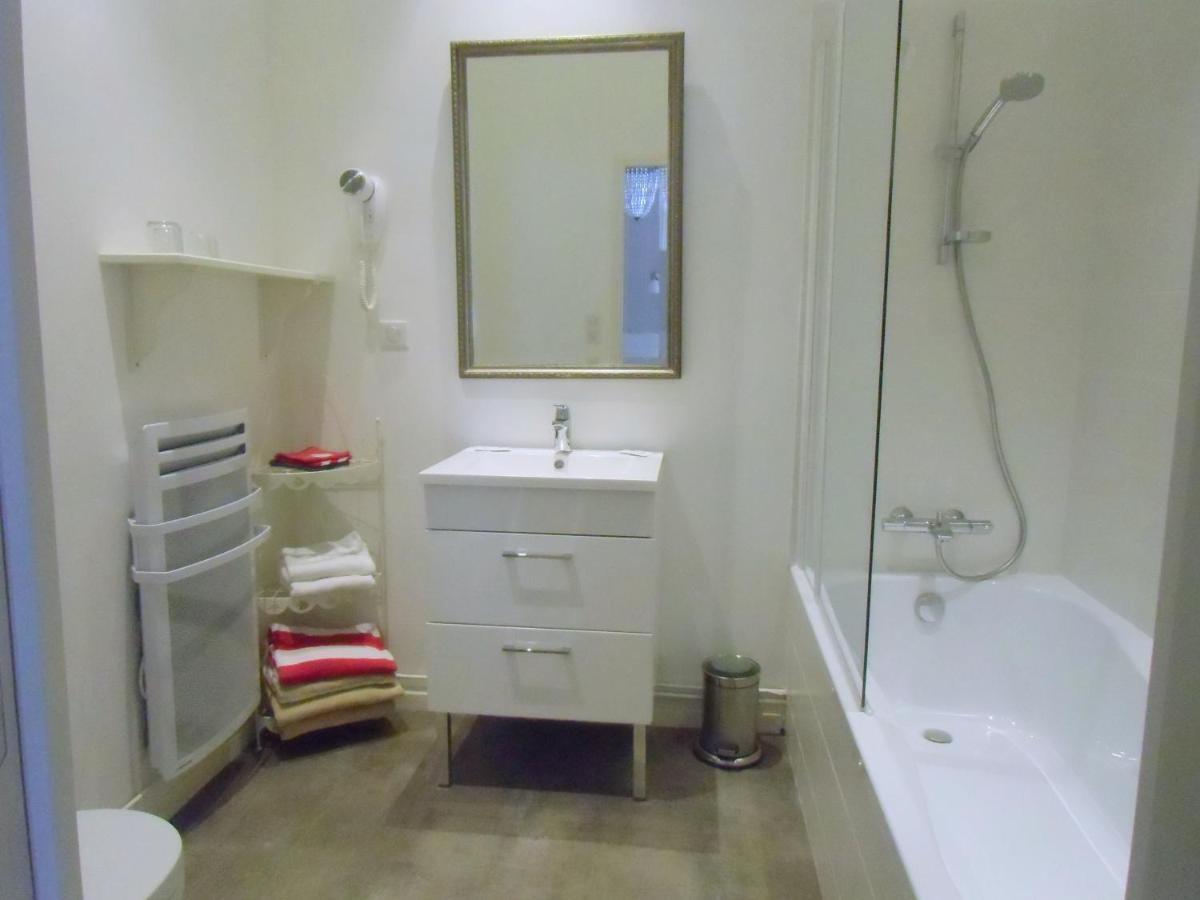 Hotel De La Providence Égliseneuve-dʼEntraigues Zimmer foto